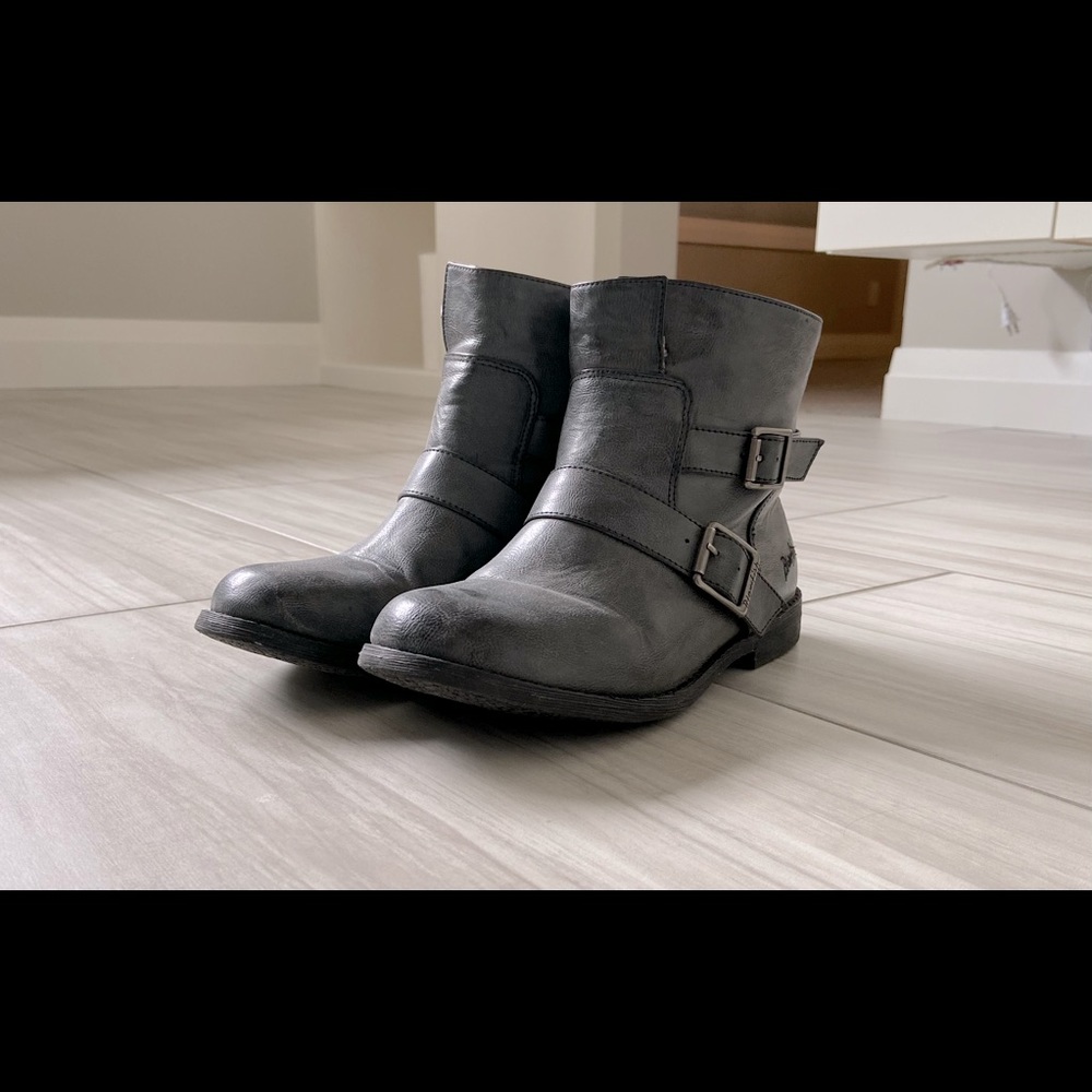 Blowfish ankle boots in Grey. Good used condition!
